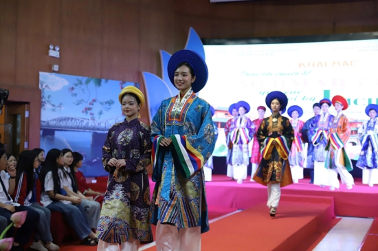 An Ao Dai performance on the sidelines of the exhibition space. Photo: The Museum of History